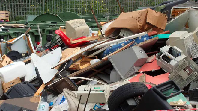 20081016 - ROMA -RIFIUTI: NOE SCOPRE DISCARICA ABUSIVA IN OSPEDALE NAPOLI - La discarica abusiva all'interno del Policlinico Federico II di Napoli, scoperta stamani dai carabinieri del Noe di Napoli. Denunciato il direttore sanitario del Policlinico, Luigi Quagliata, e altre 4 persone, direttori tecnici che si occupano dello smaltimento dei rifiuti nell'azienda. Lo stoccaggio di rifiuti interessa un'area di circa 300 metri quadrati dove è stato abbandonato di tutto: frigoriferi, pc, gomme di auto ma anche armadi, batterie. Un cumulo altro circa due metri per 400 metri cubi di materiale. La discarica è stata scoperta nel corso di un'operazione che i carabinieri del Noe stavano conducendo, nell'azienda ospedaliera universitaria 'Federico II' come nel resto d'Italia, per verificare il rispetto delle normative ambientali su gestione dei rifiuti ed emissioni in atmosfera negli impianti di cremazione. FUSCO/ANSA/COC