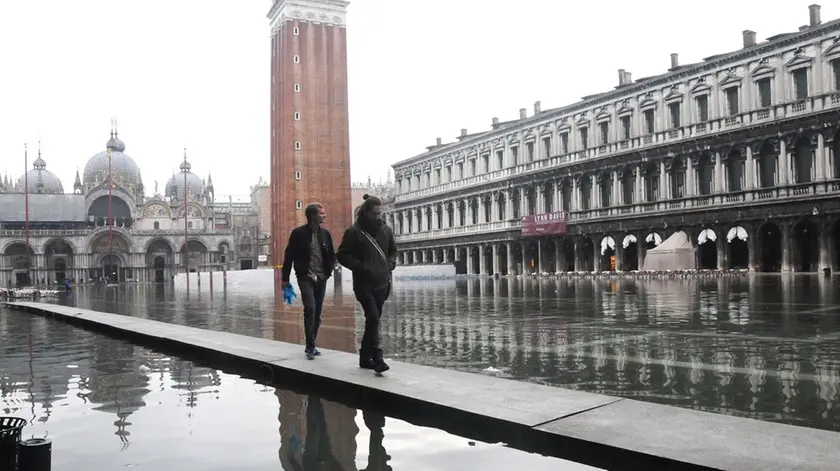 Interpress/Mazzega Pellicani enezia, 27.10.2012.- Marea sostenuta a Venezia, ore 9,50 cm.126.- Nella foto San Marco