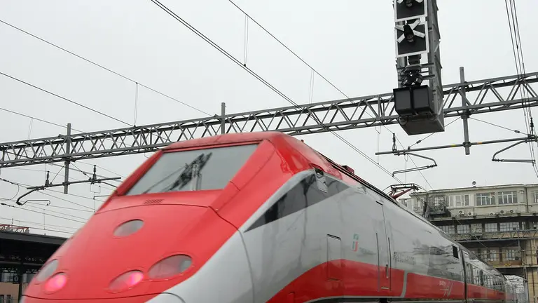 20081215 - BOLOGNA - FIN - TAV: TRENO FERMO NEL CASERTANO, RIPARTITO DOPO DUE ORE; Il treno alta velocita' freccia rossa delle ferrovie dello stato fotografato nella stazione di Bologna. Stamani i primi problemi; il convoglio diretto a Napoli è ripartito dopo due ore di sosta, dopo esser rimasto bloccato nella stazione di Gricignano d'Aversa, nel Casertano. Lo stop alla linea, per effettuare i lavori di riparazione di un pantografo, aveva provocato il blocco di un altro convoglio che lo seguiva. Momenti di tensione si erano verificati tra una parte dei passeggeri ed il capo treno, tanto da rendere necessario l'intervento della polizia. ANSA/GIORGIO BENVENUTI/I51.