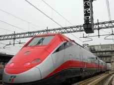 20081215 - BOLOGNA - FIN - TAV: TRENO FERMO NEL CASERTANO, RIPARTITO DOPO DUE ORE; Il treno alta velocita' freccia rossa delle ferrovie dello stato fotografato nella stazione di Bologna. Stamani i primi problemi; il convoglio diretto a Napoli è ripartito dopo due ore di sosta, dopo esser rimasto bloccato nella stazione di Gricignano d'Aversa, nel Casertano. Lo stop alla linea, per effettuare i lavori di riparazione di un pantografo, aveva provocato il blocco di un altro convoglio che lo seguiva. Momenti di tensione si erano verificati tra una parte dei passeggeri ed il capo treno, tanto da rendere necessario l'intervento della polizia. ANSA/GIORGIO BENVENUTI/I51.