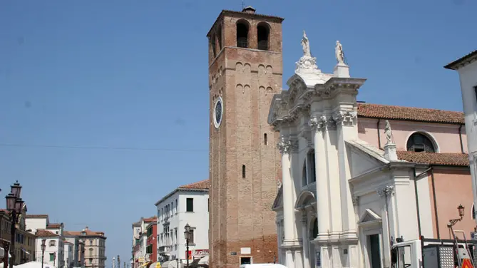 La torre di Sant'Andrea, che contiene l'orologio funzionante più antico del mondo