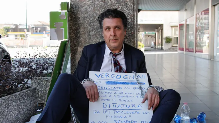 Agenzia Candussi, giornalista Mion. Vincenzo Faman, ex diretto del Bingo in via Pepe a Mestre si incatena in sciopero della fame in segno di protesta