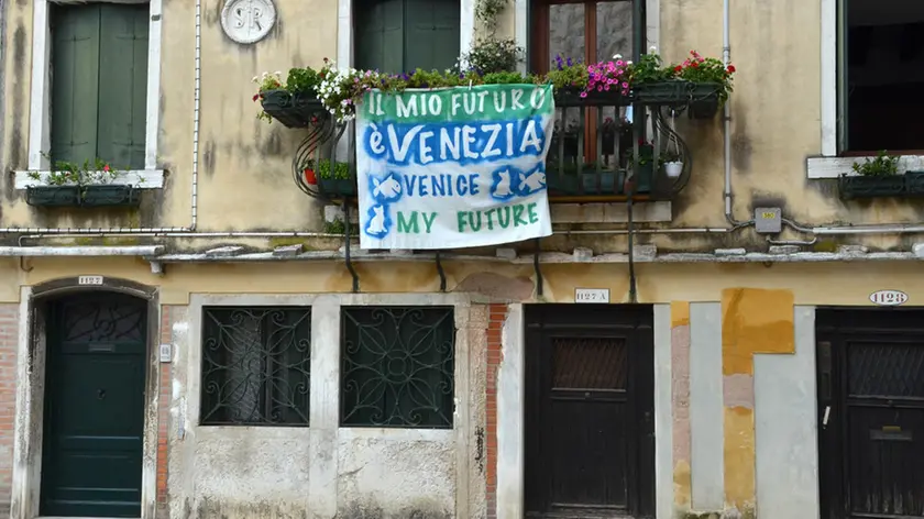 Interpress/Mazzega Venezia, 02.07.2016.- "Venezia ha un futuro", teli colorati esposti in centro storico si iniziativa del gruppo 25 Aprile, FAI e Italia nostra.- Nella foto in Campo S.Silvestro.-