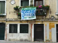 Interpress/Mazzega Venezia, 02.07.2016.- "Venezia ha un futuro", teli colorati esposti in centro storico si iniziativa del gruppo 25 Aprile, FAI e Italia nostra.- Nella foto in Campo S.Silvestro.-