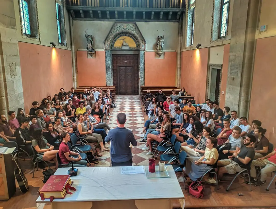 Un momento assembleare in Cappella dei Lucchesi