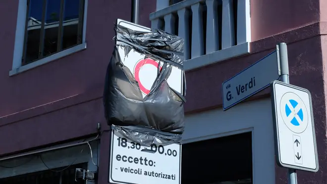 I vecchi cartelli del ZTL in via Verdi hanno perso la loro copertura a causa del maltempo