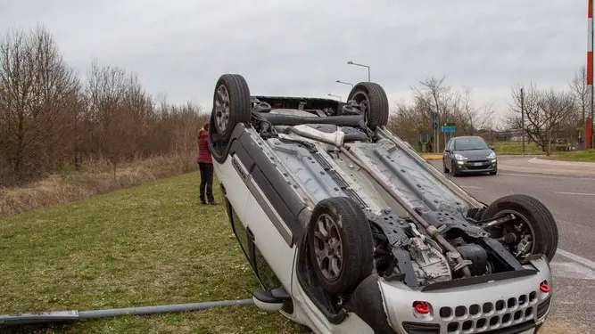 spettacolare incidente stradale a Zelarino nelle vicinanze ospedale , conducente ferita, auto Fiat Panda cross ribaltata.