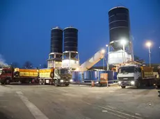 Mezzi spargisale in autostrada (foto d'archivio)