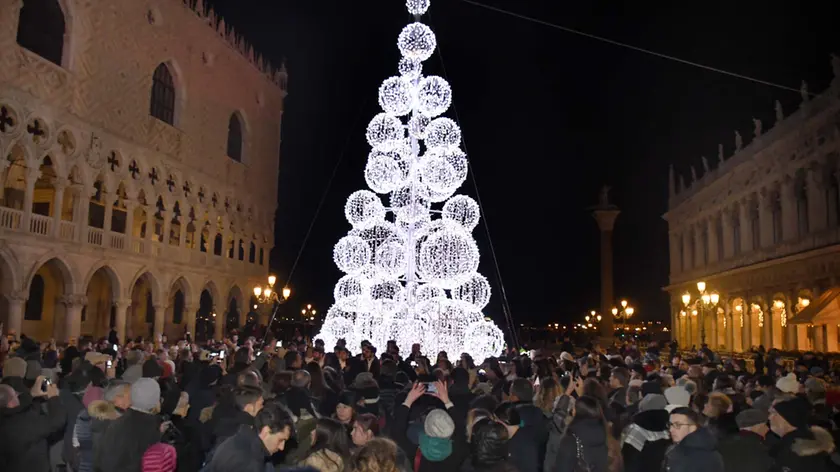 Interpress\M.Tagliapietra Venezia 30.11.2018.- Accese luminarie ed albero in piazza San Marco.