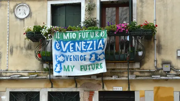 Interpress/Mazzega Venezia, 02.07.2016.- "Venezia ha un futuro", teli colorati esposti in centro storico si iniziativa del gruppo 25 Aprile, FAI e Italia nostra.- Nella foto in Campo S.Silvestro.-