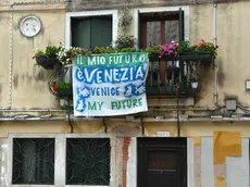 Interpress/Mazzega Venezia, 02.07.2016.- "Venezia ha un futuro", teli colorati esposti in centro storico si iniziativa del gruppo 25 Aprile, FAI e Italia nostra.- Nella foto in Campo S.Silvestro.-