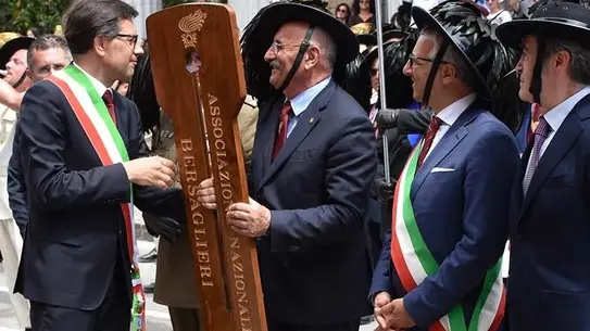 COLUCCI - DINO TOMMASELLA - SAN DONA' - PIAVE 2018 - CERIMONIA DEL PASSAGGIO DELLA STECCA FRA IL SINDACO CERESER , PRES. ANB RENZI E RAPPRESENTANTI DEL COMUNE DI MATERIA CHE OPITERA' IL PROSSIMO RADUNO