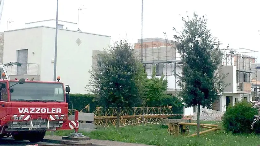 I resti della gru crollata subito dopo lo schianto