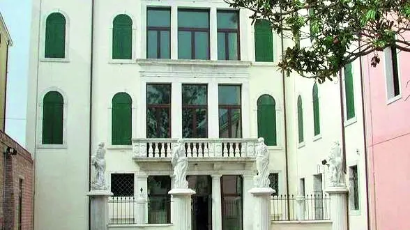 L’ingresso di palazzo Grassi a Chioggia, sede della facoltà di biologia marina dell’università di Padova