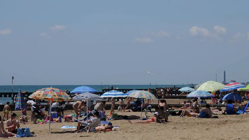 COLUCCI - DINO TOMMASELLA -JESOLO LIDO - spiaggia affollata e prime tintarelle con bagno