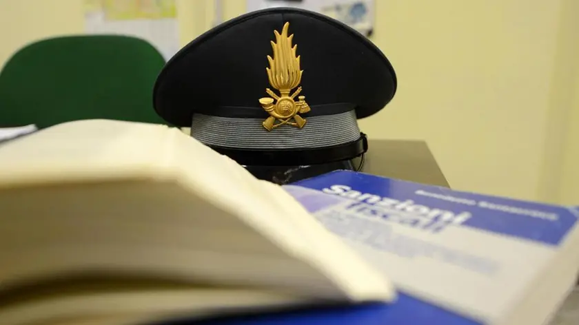 Un cappello della guardia di finanza, Pisa, 31 luglio 2012. .ANSA/STRINGER