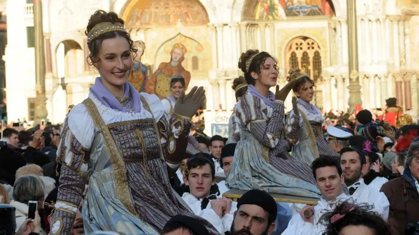 Interpress/Mazzega Pivato Venezia, 07.02.2015.- Carnevale di Venezia.- Nella foto la sfilata delle "Marie" in Piazza San Marco