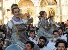 Interpress/Mazzega Pivato Venezia, 07.02.2015.- Carnevale di Venezia.- Nella foto la sfilata delle "Marie" in Piazza San Marco