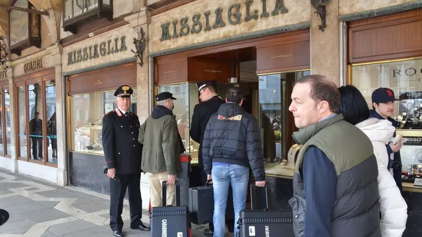 Interpress/Mazzega Venezia, 17.03.2017.- Tentata rapina oreficeria Missaglia di Piazza San Marco.- Nella foto l'arrivo della Scentifica