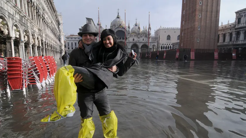 20081202 - VENEZIA- WEA- VENEZIA:ACQUA ALTA,PREVISTA MASSIMA MAREA +115 SU MEDIO MARE. Dopo la piena di ieri, ancora acqua alta stamane in centro storico ma a soli 102 cm sul medio mare. Anche stamani sono state suonate le sirene e il comune ha attivato tutti i sistemi per avvertire la popolazione del fenomeno.Andrea Merola/ANSA /COC