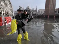 20081202 - VENEZIA- WEA- VENEZIA:ACQUA ALTA,PREVISTA MASSIMA MAREA +115 SU MEDIO MARE. Dopo la piena di ieri, ancora acqua alta stamane in centro storico ma a soli 102 cm sul medio mare. Anche stamani sono state suonate le sirene e il comune ha attivato tutti i sistemi per avvertire la popolazione del fenomeno.Andrea Merola/ANSA /COC