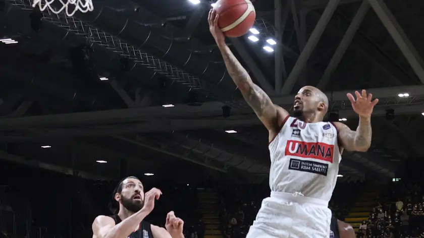 Vatrella foto er virtus bologna venezia Tornike Shengelia (Segafredo Virtus Bologna) e Jordan Theodore (Umana Reyer Venezia)