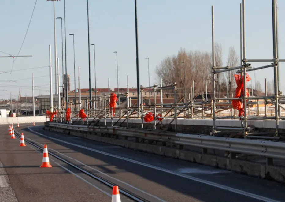 Lavori in corso per costruzione pista ciclabile sul Ponte della Libertà, Venezia