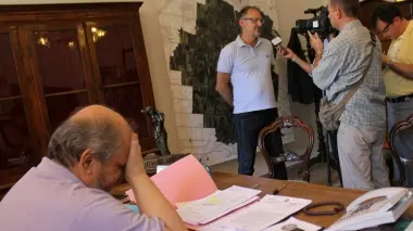 Qui sopra il sindaco in ufficio a destra Gasparini mostra le firme