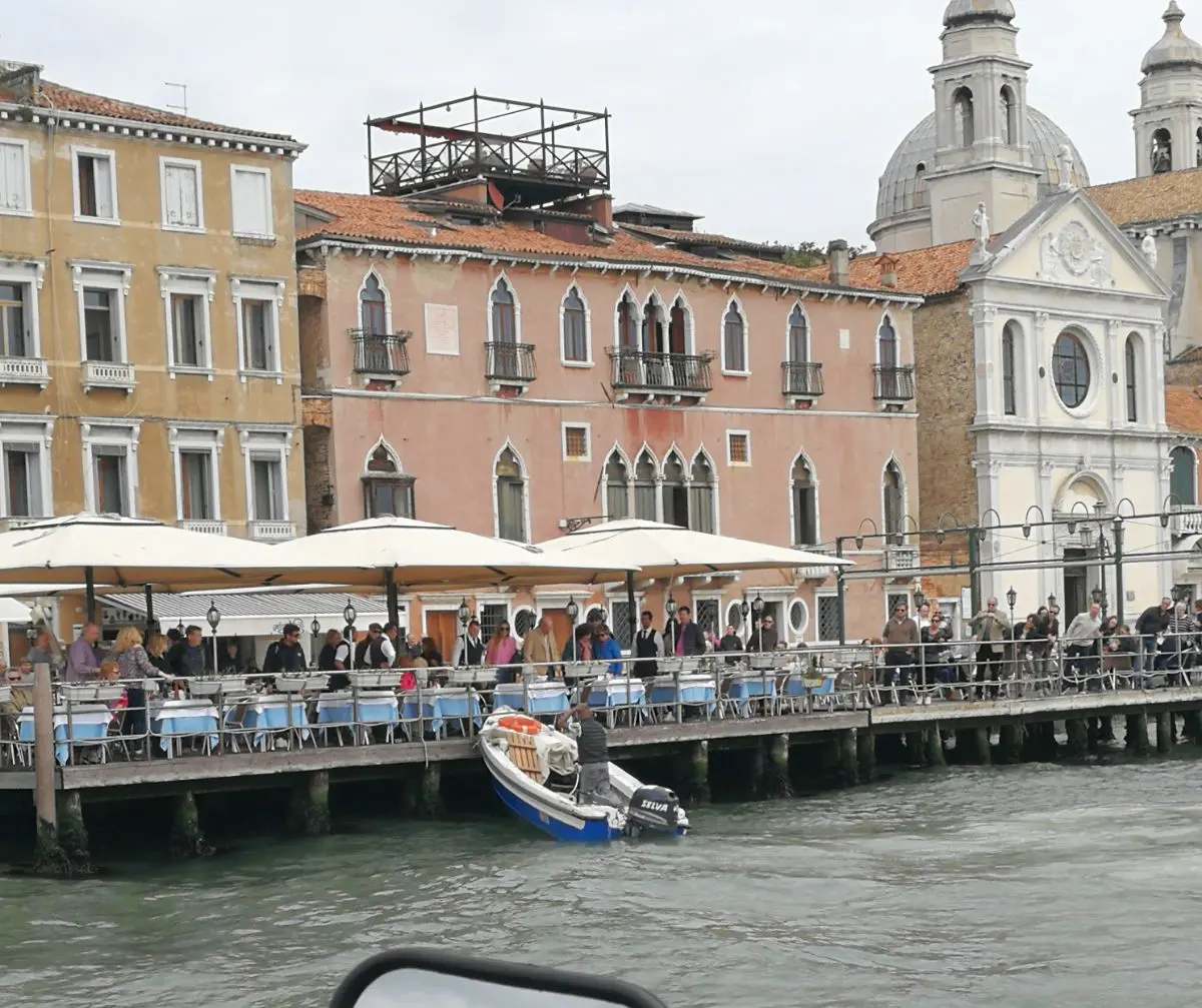 La barca incastrata nell'inferiata di un ristorante alle Zattere