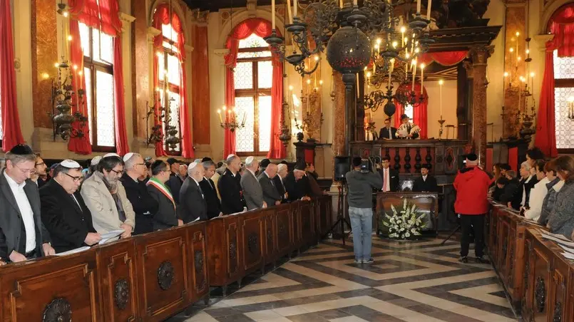 Interpress/Mazzega Morsego Venezia, 23.11.2014.- Comunità Ebraica di Venezia.- Insediamento del Rabino capo di Venezia RAV Scialom Bahbout.- Nella foto il saluto del Prefetto Domenico Cuttaia e sot