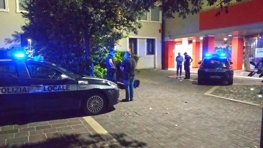 PENDOLINI - TOMMASELLA - SAN DONA' - IL PARK DIETRO AL MUNICIPIO CON LE AUTO DELLA POLIZIA LOCALE GIUNTE SUL POSTO