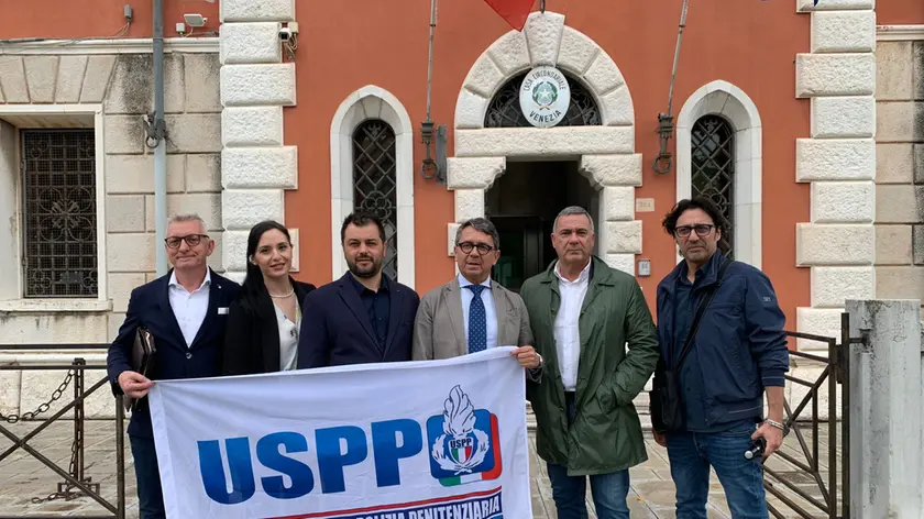 I rappresentanti dell'Unione dei sindacati di polizia penitenziaria fuori dal carcere di Santa Maria Maggiore