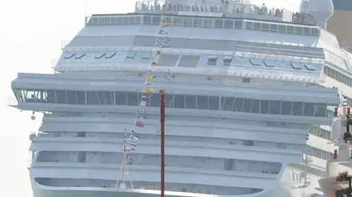 La prua di una grande nave da crociera torreggia all'ingresso di via Garibaldi, nel sestiere di Castello, a nord del centro storico di Venezia, 8 luglio 2011. Così appare ai passanti mentre la meganave è impegnata a curvare verso il Lido, in direzione della bocca di porto di San Nicolò ed il mare aperto. Italia Nostra ha denunciato la pericolosità per Venezia di questo genere di traffico marittimo. .ANSA/ANDREA MEROLA