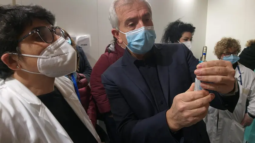 Il dottor Chinellato mostra il nuovo strumento agli operatori dei centri vaccinali dell'Usl 3 Serenissima