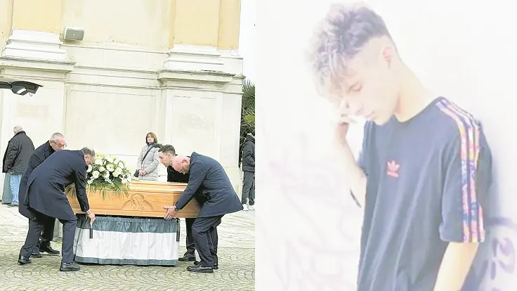 La bara del giovane rapper Nicolò Cristian Trolese trovato senza vita in casa a 21 anni (foto Pòrcile)