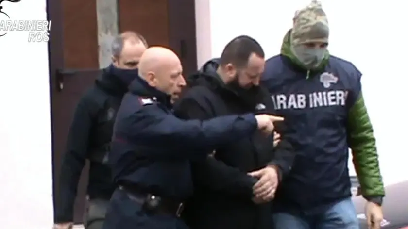 Un frame del video del fermo del cittadino macedone, Ajhan Veapi, da parte dei carabinieri del Ros di Mestre nell'ambito di un'operazione antiterrorismo. L'uomo, domiciliato ad Azzano Decimo (Pordenone), nella frazione di Tiezzo, e' indagato per arruolamento con finalità di terrorismo anche internazionale. Secondo gli investigatori era in procinto di lasciare l'Italia per raggiungere la Serbia e, successivamente, la Germania. Venezia, 26 febbraio 2016. ANSA/ US CARABINIERI +++EDITORIAL USE ONLY - NO SALES+++