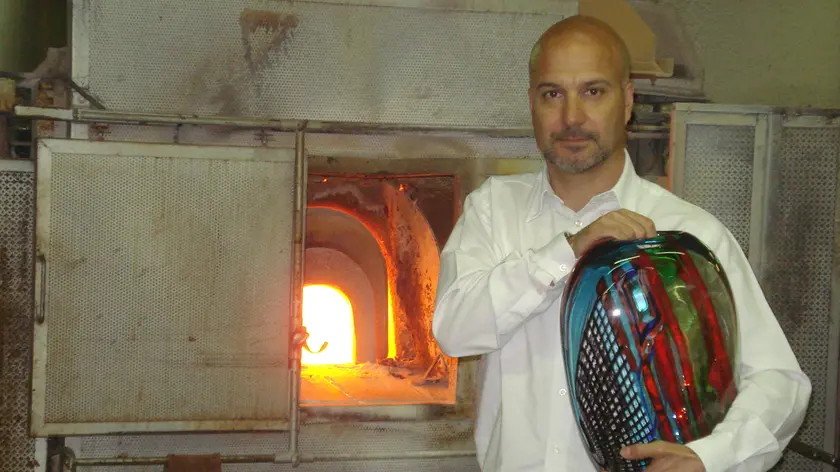 Luciano Gambaro, presidente di Promovetro Murano con una creazione dei maestri vetrai dell'isola