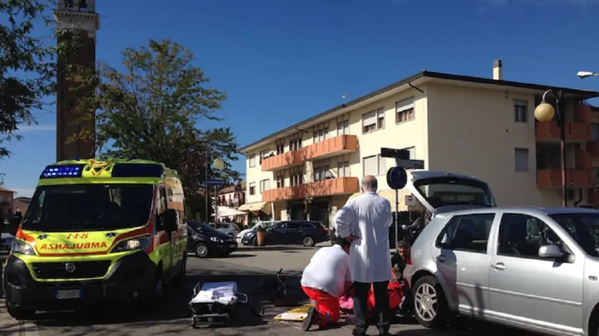 I primi soccorsi alla donna ferita in via Firenze a Borbiago (foto Agenzia Lorenzo Pòrcile)