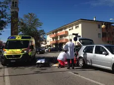 I primi soccorsi alla donna ferita in via Firenze a Borbiago (foto Agenzia Lorenzo Pòrcile)