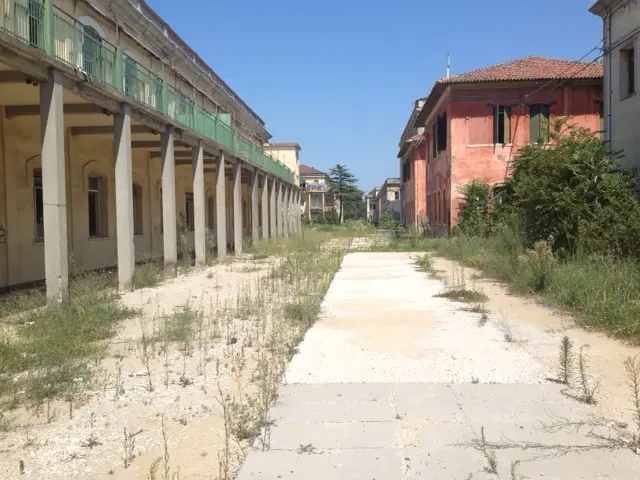 L'area abbandonata dell'ospedale al mare del Lido