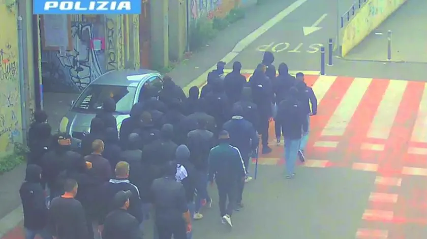 Il gruppo di Ultras veneziani e modenesi diretti allo scontro con i reggiani (foto Digos Questura di Reggio Emilia)