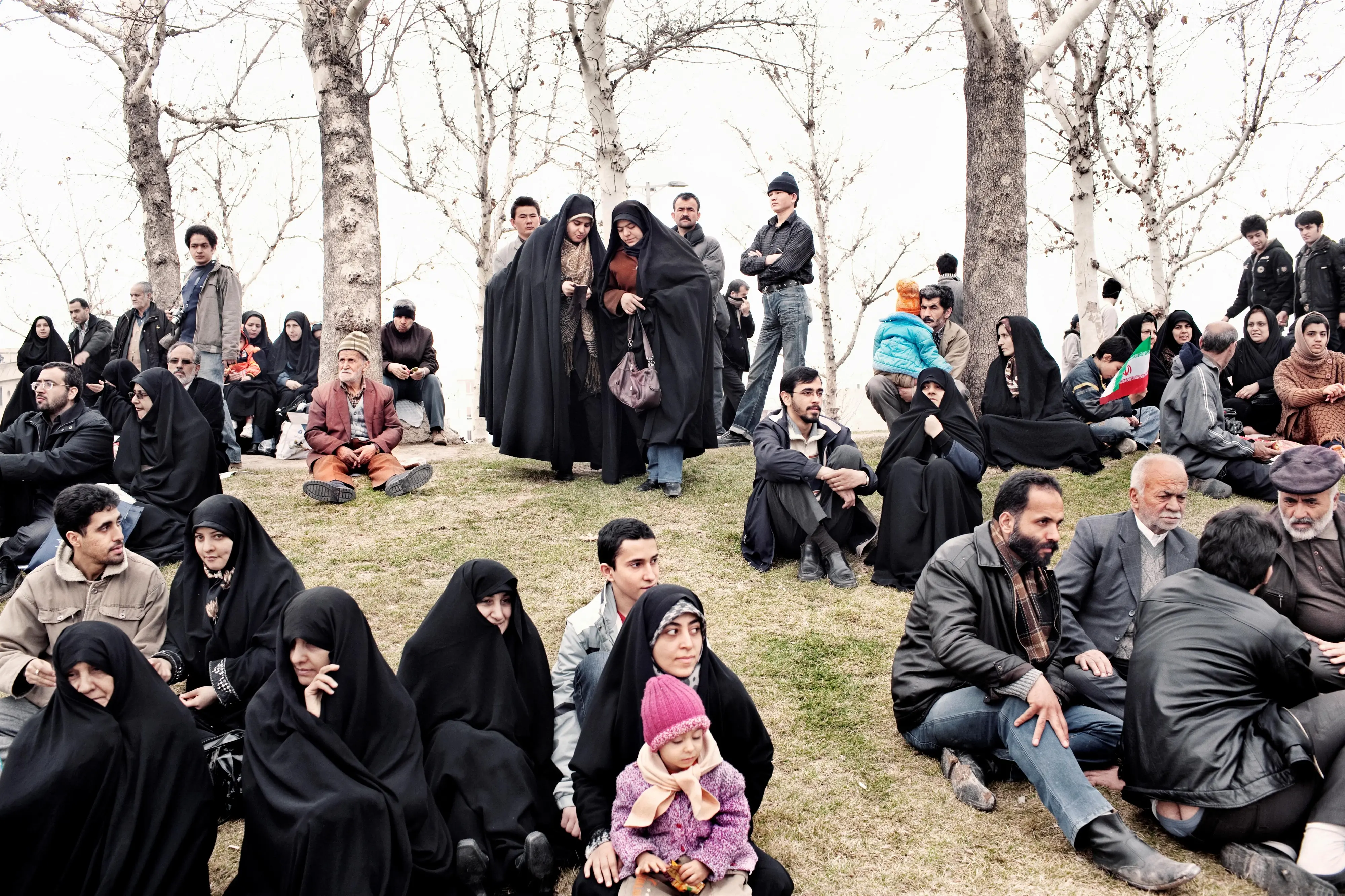 Persone al parco durante le celebrazioni per il trentesimo anniversario della Rivoluzione iraniana. Teheran, Iran 2009 ©Paolo Pellegrin/ Magnum Photos
