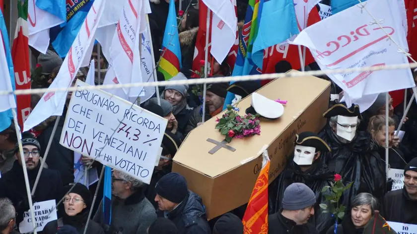 Il funerale di protesta inscenato dai vigili fuori del teatro Goldoni