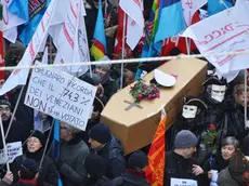 Il funerale di protesta inscenato dai vigili fuori del teatro Goldoni