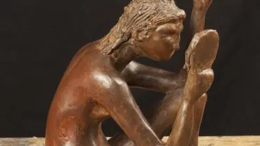 «Fanciulla allo specchio» terracotta del 2010 di Tito