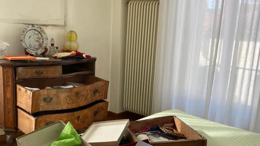 Un’immagine della camera da letto messa a soqquadro dai ladri
