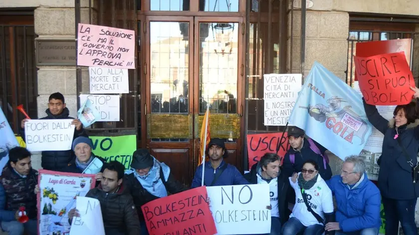 Interpress/M.Tagliapietra venezia 29.11.2016.- Manifestazione Ambulanti Da campo San Bortolomio al Comune.