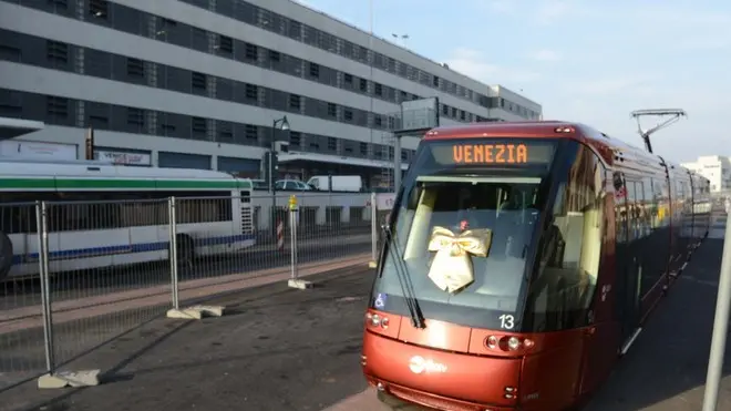Interpress/M.Tagliapietra Venezia 19.12.2013.- Il Tram è arrivato a Piazzale Roam. Visita dei bambini delle scuole elementari.