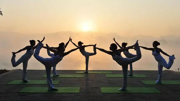 Un'immagine simbolica di persone che fanno yoga