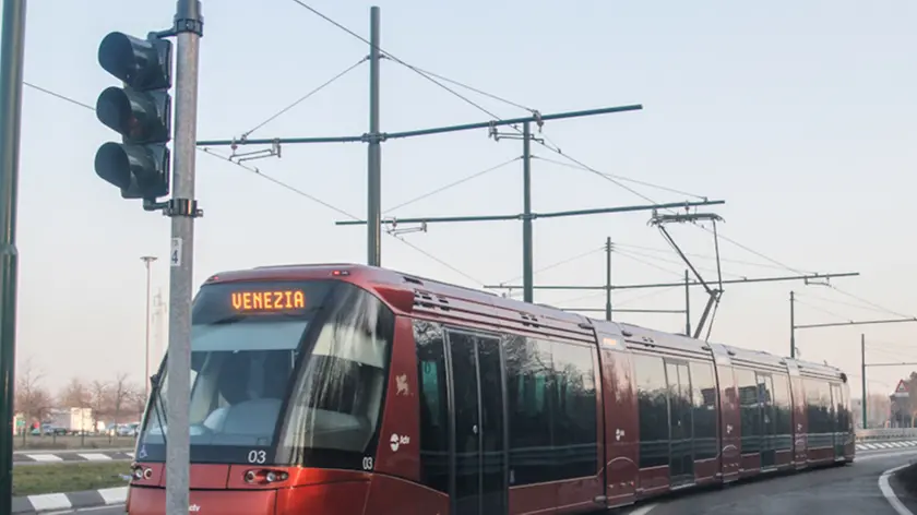 Agenzia Candussi, giornalista Chiarin. Rotonda di San Giuliano ,rotaia tram che da viale San Marco porta a cavalcavia S. Giuliano